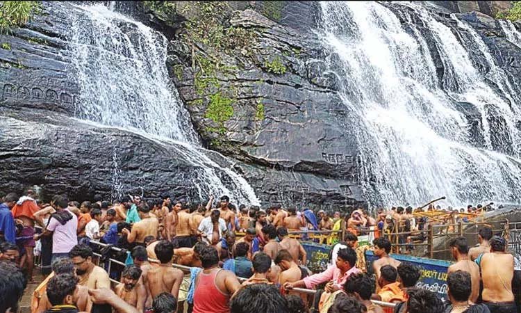 குற்றாலத்தில் அலைமோதும்  ஐயப்ப பக்தர்கள் கூட்டம் - அருவிகளில் உற்சாக குளியல்